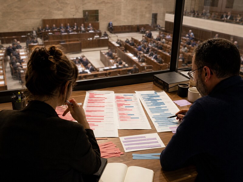 חוקרים בוחנים תמלילי דיון פרלמנטרי ומפות צבע של טון רגשי