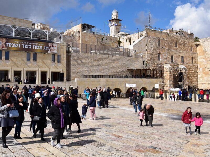 מרחב דתי ציבורי בירושלים המדגיש את המתח בין חילון, דת וליברליזם