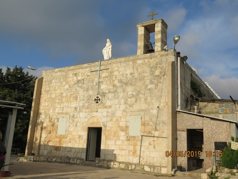 כנסיית איקרית, שנותרה בכפר פלסטיני שנחרב, כרקע לדיון באזרחות, נישול וזכויות קולקטיביות.