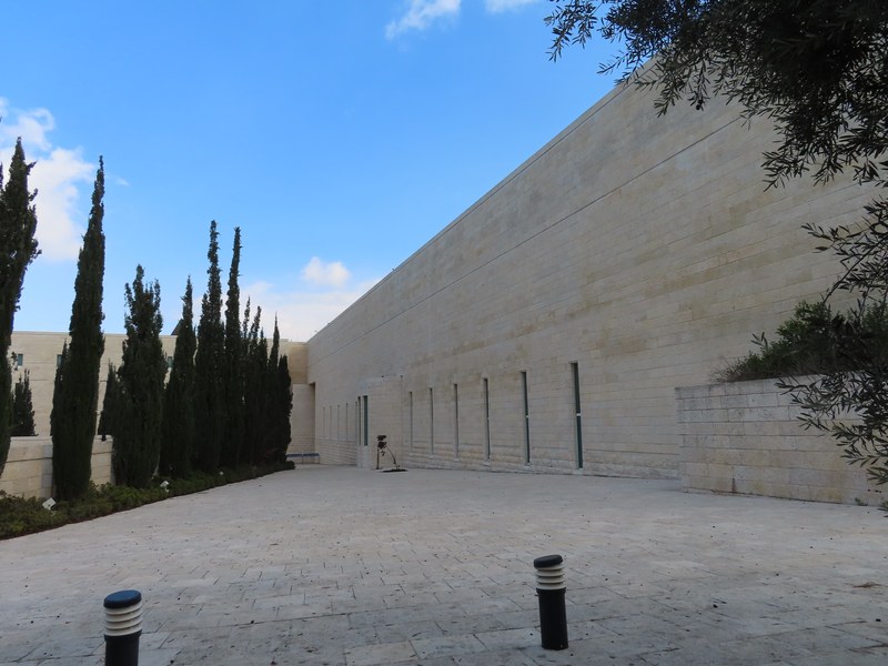 מבנה בית המשפט העליון בירושלים בצילום חוץ המשמש רקע לדיון במשברים חוקתיים ובביקורת שיפוטית.