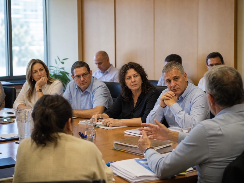 נציגי חברה אזרחית ופקידים בכירים דנים במסמכי מדיניות בחדר מינהל ציבורי