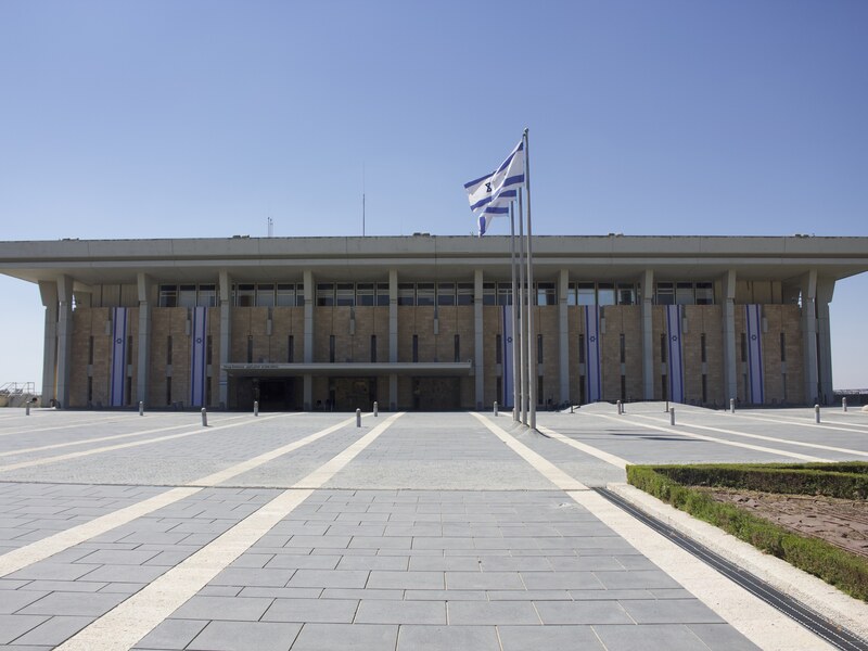 חזית הכנסת בירושלים כמוקד של משילות, מחאה ומחלוקת חוקתית