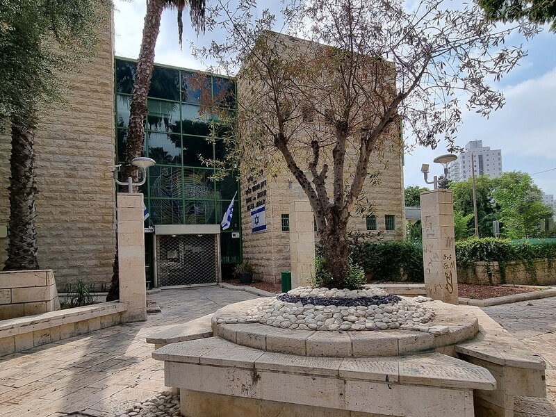 תמונה עריכתית: ביקוש זהיר לחינוך, אי־שוויון והתקדמות טכנולוגית