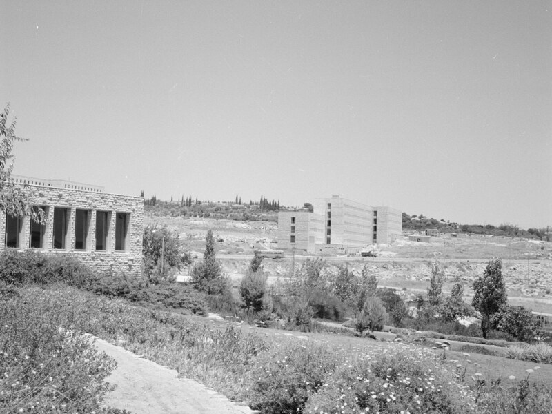 תמונה עריכתית: אמונה דתית, התנהגות חברתית ותמיכה בדמוקרטיה