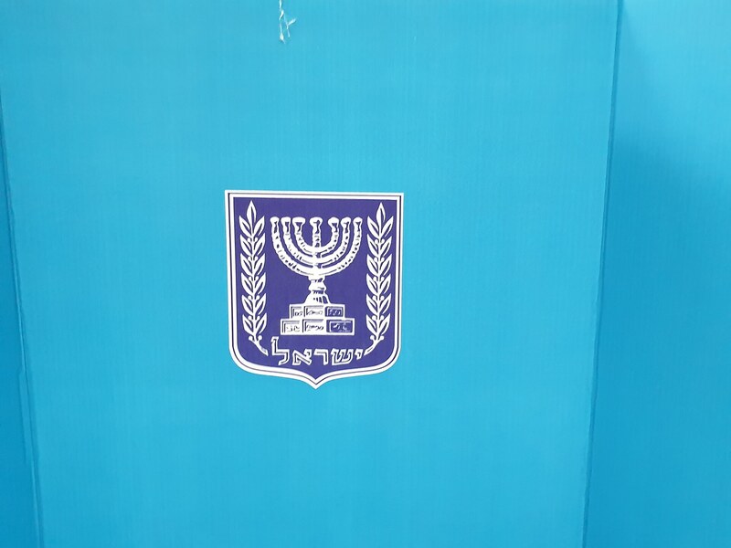 תמונה עריכתית: דמוקרטיה חלקית באמריקה הלטינית: מגמות ומגבלות